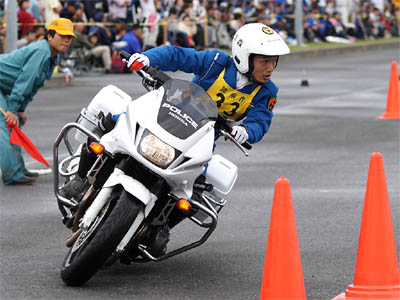 2016年全国白バイ安全運転競技大会の傾斜走行操縦競技、青森県代表の白バイ隊員
