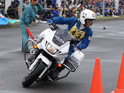 2016年全国白バイ安全運転競技大会の傾斜走行操縦競技、栃木県代表の白バイ隊員