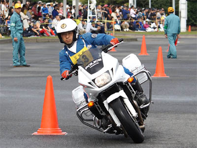 2016年全国白バイ安全運転競技大会の傾斜走行操縦競技、静岡県代表の白バイ隊員