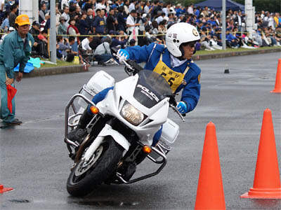 2016年全国白バイ安全運転競技大会の傾斜走行操縦競技、富山県代表の白バイ隊員
