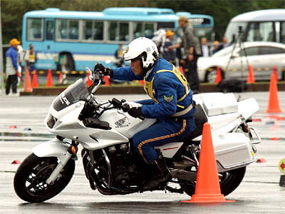 2016年全国白バイ安全運転競技大会の傾斜走行操縦競技、岐阜県代表の白バイ隊員