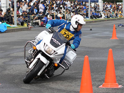 2016年全国白バイ安全運転競技大会の傾斜走行操縦競技、奈良県代表の白バイ隊員
