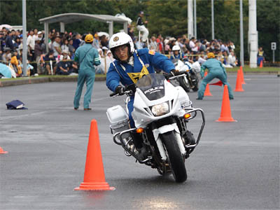 2016年全国白バイ安全運転競技大会の傾斜走行操縦競技、和歌山県代表の白バイ隊員