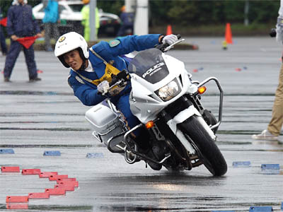 2016年全国白バイ安全運転競技大会の傾斜走行操縦競技、鳥取県代表の白バイ隊員