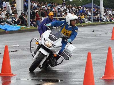 2016年全国白バイ安全運転競技大会の傾斜走行操縦競技、島根県代表の白バイ隊員