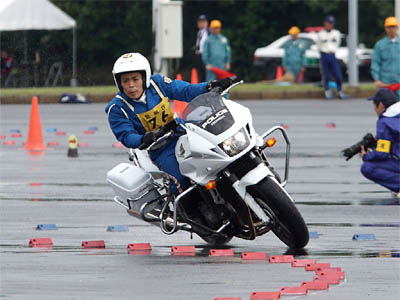 2016年全国白バイ安全運転競技大会の傾斜走行操縦競技、島根県代表の白バイ隊員