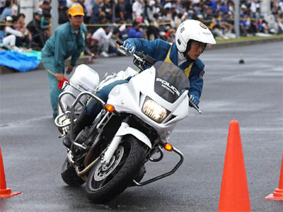 2016年全国白バイ安全運転競技大会の傾斜走行操縦競技、広島県代表の白バイ隊員