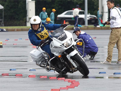 2016年全国白バイ安全運転競技大会の傾斜走行操縦競技、徳島県代表の白バイ隊員