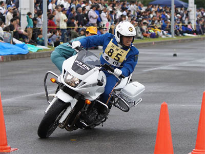 2016年全国白バイ安全運転競技大会の傾斜走行操縦競技、香川県代表の白バイ隊員