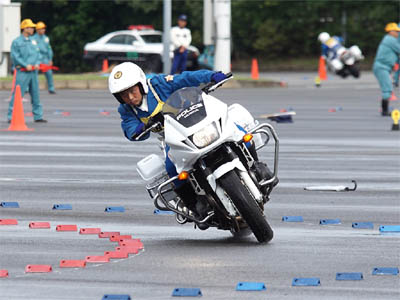 2016年全国白バイ安全運転競技大会の傾斜走行操縦競技、宮崎県代表の白バイ隊員