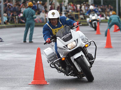 2016年全国白バイ安全運転競技大会の傾斜走行操縦競技、沖縄県代表の白バイ隊員