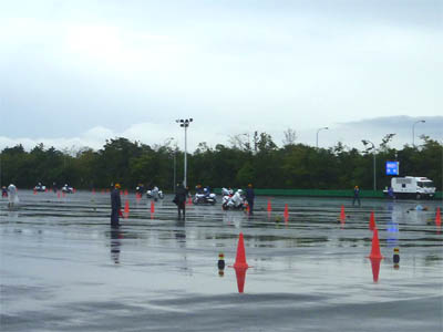 雨天により路面に水溜りが残る傾斜走行操縦競技のコース