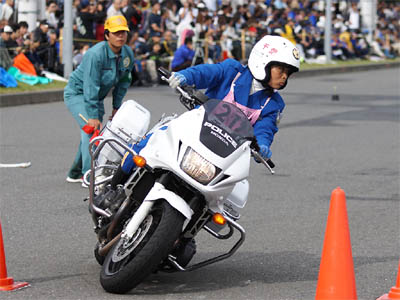 2016年全国白バイ安全運転競技大会の傾斜走行操縦競技、千葉県代表の女性白バイ隊員