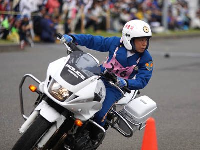 2016年全国白バイ安全運転競技大会の傾斜走行操縦競技、神奈川県代表の女性白バイ隊員