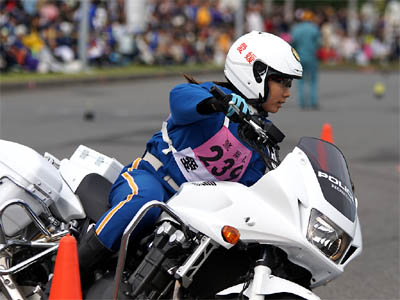 大型バイクCB1300でコースを疾走する愛知県警の女性白バイ隊員