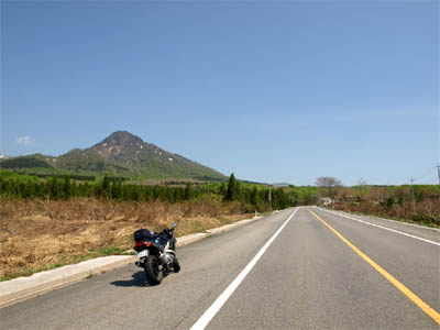 鳥取の大山の一周している快走路と青空の下をツーリング中のバイク