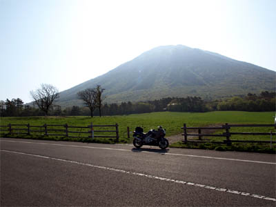 鳥取の大山の快走路をツーリングするバイク