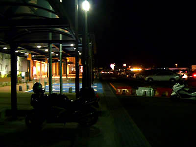 真夜中で真っ暗な中央道の談合坂SAの駐車場に停めたバイク