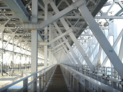 明石海峡大橋の下段にある歩道を渡る鳴門の「渦の道」