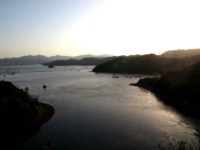 徳島県の鳴門の北にあるウチノ海の夕暮れ