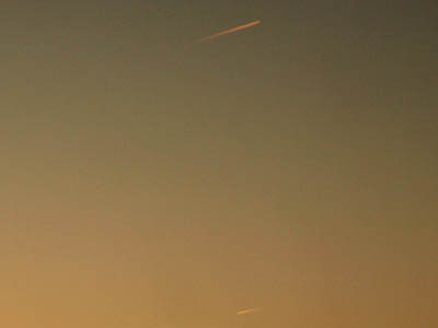徳島空港付近の夕焼けの中にたなびく飛行機雲