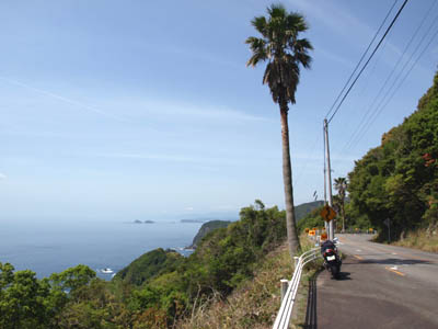 徳島県道147号線の南阿波サンラインの路肩にバイクを停めて眺めた綺麗な海