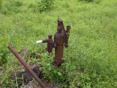 昭和の雰囲気が残る、サビづいた水汲み用の手押しポンプ