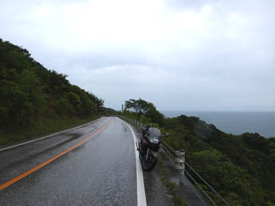 横浪黒潮ラインこと高知県道47号線を雨が降る中を走るバイク