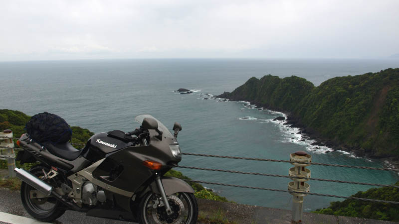 横浪黒潮ライン（高知県道47号線）から見た太平洋の海岸線とツーリング中のバイク