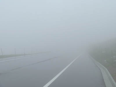 濃霧で全く前が見えなくなった天狗高原の道路