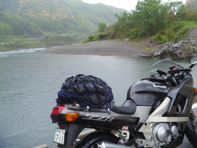 四万十川の名所「高瀬沈下橋」を渡るバイク