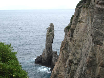 海から突き出ている観音岩