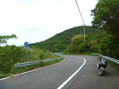 由良半島の先端へと続いている愛媛県道292号線の路肩に停めたバイク