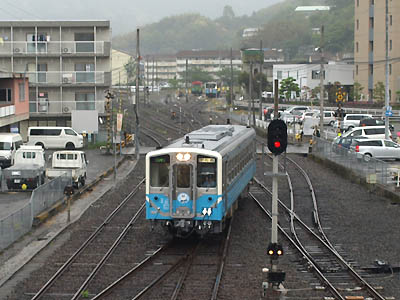 JR宇和島駅に入線する一両編成のキハ54形気動車