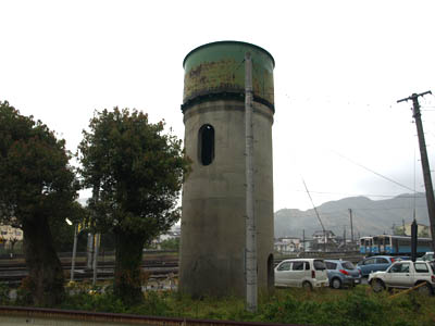 宇和島駅の構内に残されている蒸気機関車用の給水塔