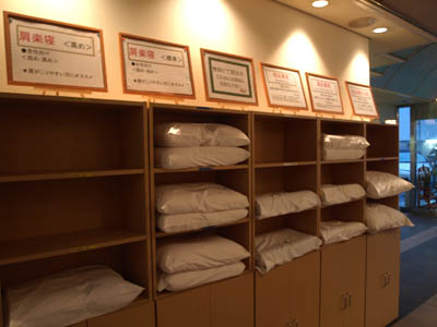 宇和島オリエンタルホテルのフロントにある枕の棚