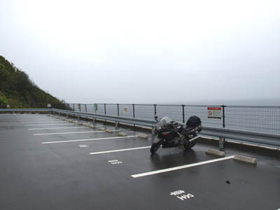 四国最西端「佐田岬」の駐車場に停めたバイク
