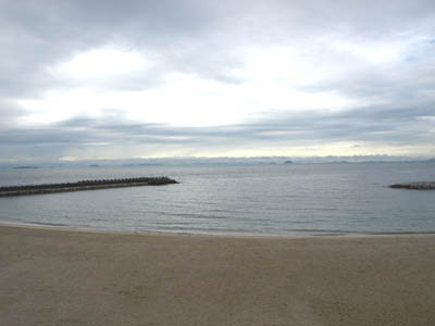 曇り空の瀬戸内海、伊予灘の砂浜