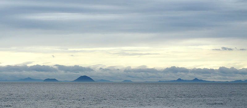 瀬戸内海の伊予灘から見た山口県の屋代島と上空を漂う雲