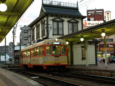 伊予鉄道松山市駅線の終着駅「道後温泉駅」に入線したオレンジ色の路面電車モハ2000形