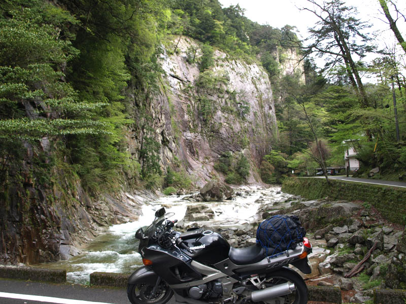 面河渓の美しい渓谷をツーリングするバイク