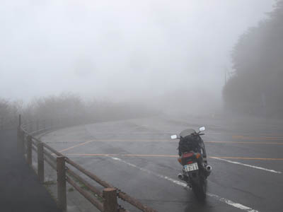 濃霧で前が見えないほど霞んだ高知と愛媛の県境の道路
