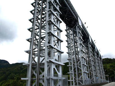 早明浦ダムの水門を開閉させる鉄塔