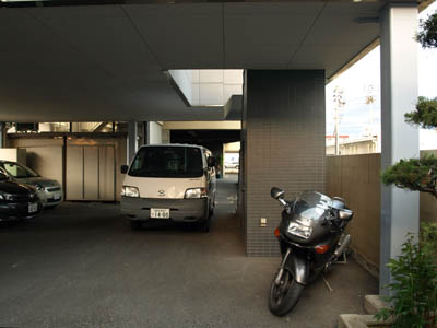 高松市内のビジネスホテル「プリンス」の屋根付き駐車場に停めたバイク