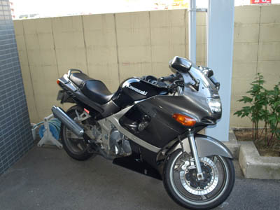 ロングツーリング中にホテルの駐車場で洗車したバイク(ZZR400)