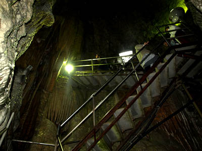 井倉洞の洞窟の中にある暗い階段