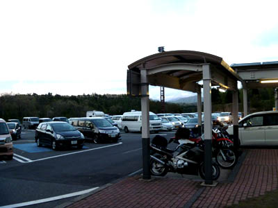 米子自動車道、蒜山高原サービスエリアの駐車場に停めたバイクSA