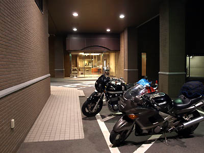 ホテルサンルート米子の駐車場に停めたバイク