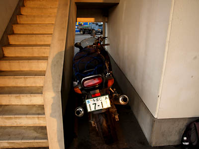 ホテルつかさ福知山の階段下に停めたバイク