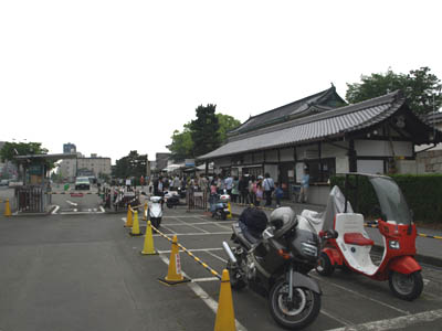 京都の二条城のバイク駐輪場（二輪駐車場）